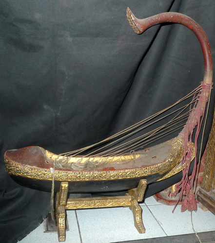 Saung Gauk, harp Saung Gauk, harp