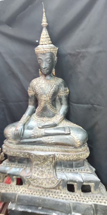 Ayutthaya Buddha on base