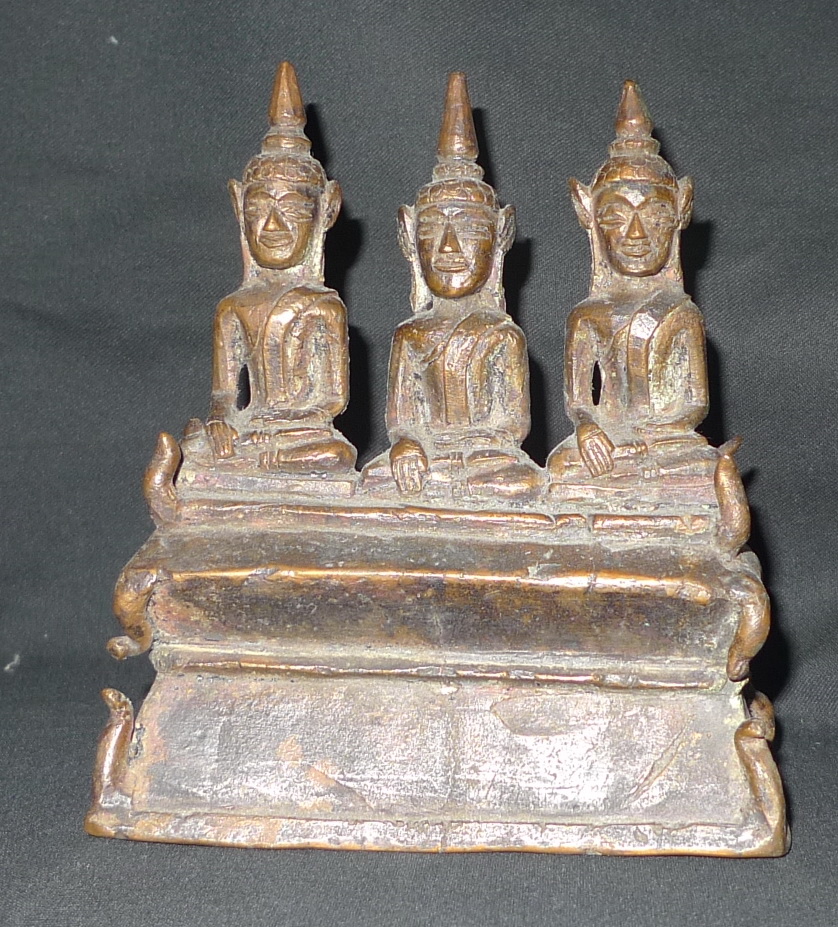 Buddha trio on nase