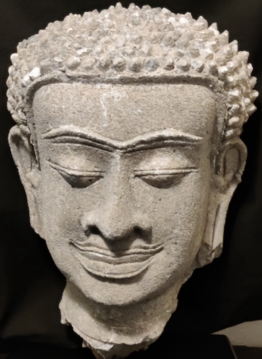 Buddha head  $350 - 310 €