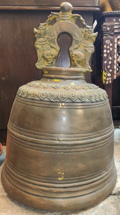 Giant temple bell