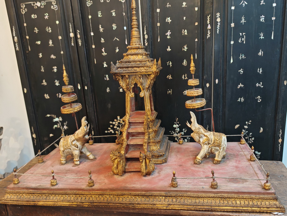 Small model of throne and elephants