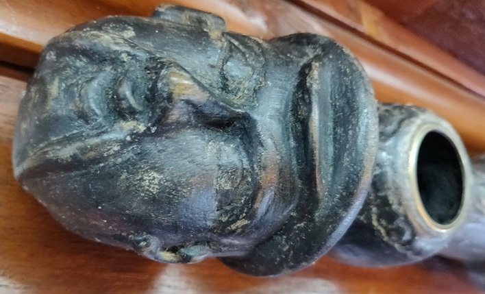 Giant opium pipe w. head shape