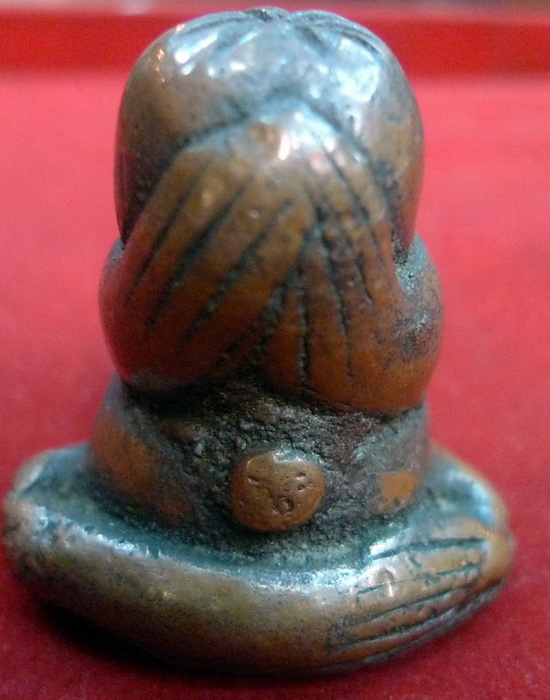 Phra pit tha, monk w. closed eyes